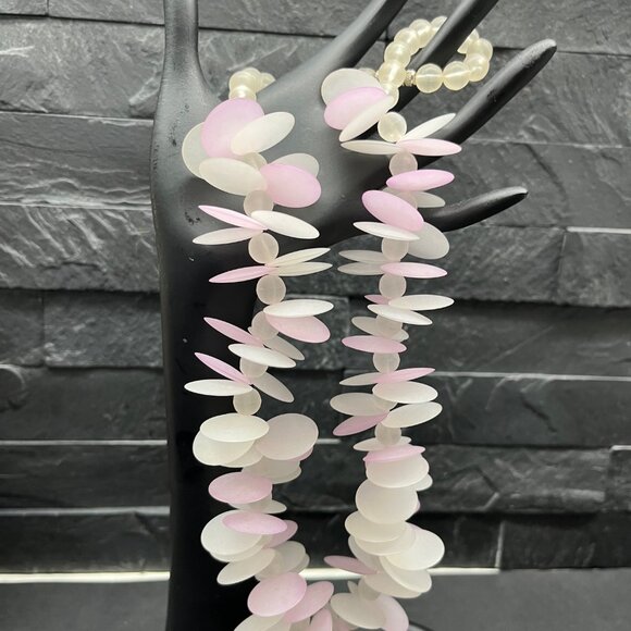 Vintage Mod Beaded Pastel Pink and White Frost Beaded Beaded Necklace, 20" long - Picture 4 of 4